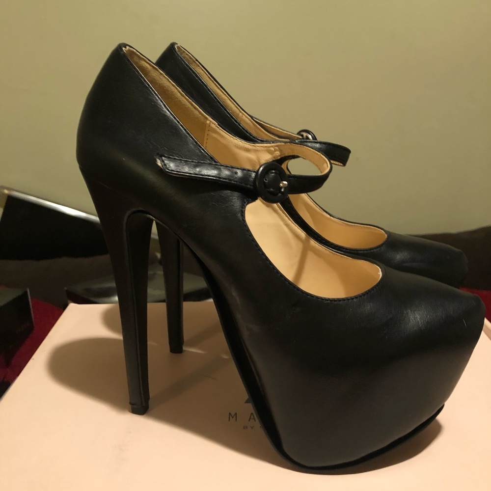 Black Platform Pumps